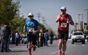 حضور دونده 70 ساله آمریکایی در مسابقات ماراتن کیش