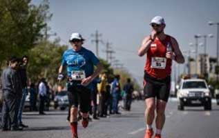 حضور دونده ۷۰ ساله آمریکایی در مسابقات ماراتن کیش