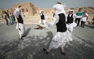 اجرای گروه های هنری سنتی در کیش در نوروز ۹۸