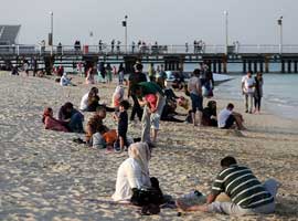 ساخت مجسمه های شنی در ساحل خلیج فارس در کیش