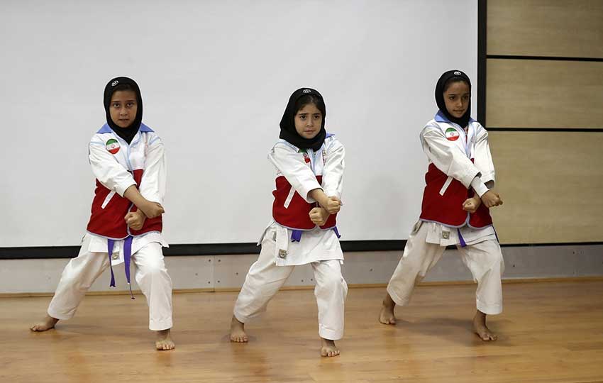 مراسم تقدیر از خیرین و داوطلبان هلال احمر کیش