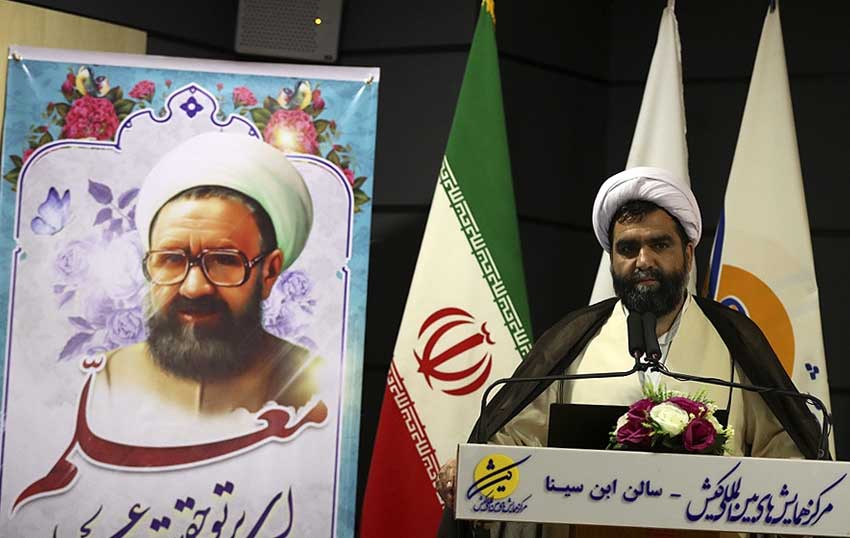 تجلیل از معلمان نمونه کیش در هفته معلم