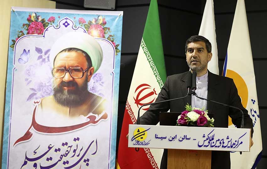 تجلیل از معلمان نمونه کیش در هفته معلم