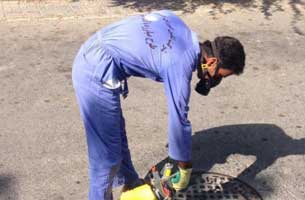 عملیات سمپاشی منهول های فاضلاب شهری معابر و طعمه گذاری در کیش