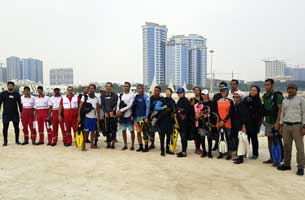 جمع آوری تورهای رها شده در دریا با کمک غواصان کیش