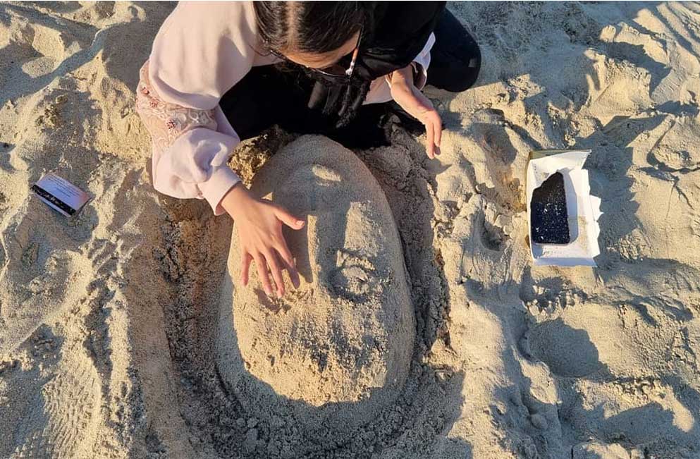 ساخت مجسمه های ماسه ای در ساحل کیش